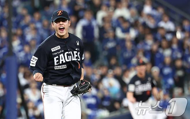 21일 대구삼성라이온즈파크에서 열린 2025 신한 SOL뱅크 KBO 포스트시즌 플레이오프 3차전 한화 이글스와 삼성 라이온즈의 경기, 한화 문동주가 8회말 2사 2루 상황에서 삼성 강민호를 삼진 아웃으로 돌려세운 후 포효하고 있다. 2025.10.21/뉴스1 ⓒ News1 김성진 기자