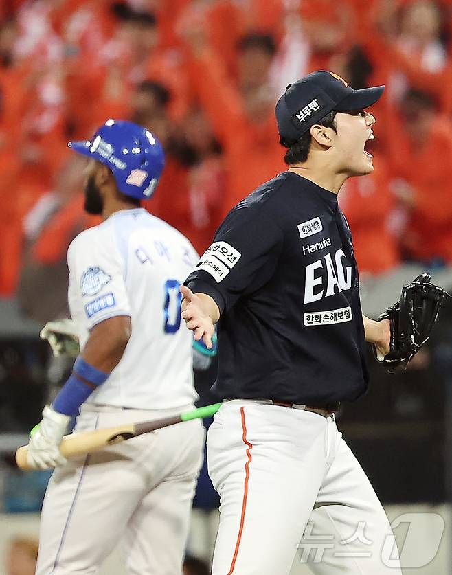 21일 대구삼성라이온즈파크에서 열린 2025 신한 SOL뱅크 KBO 포스트시즌 플레이오프 3차전 한화 이글스와 삼성 라이온즈의 경기, 한화 문동주가 7회말 2사 2,3루 상황 삼성 디아즈를 중견수 플라이로 잡아낸 뒤 포효하고 있다. 2025.10.21/뉴스1 ⓒ News1 김진환 기자