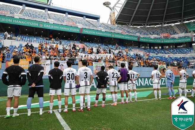 제주 선수단이 대전전이 끝난 뒤 고개 숙이고 있다. 사진 | 한국프로축구연맹