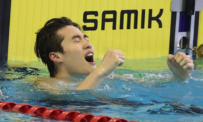 20일 오후 부산 동래구 사직실내수영장에서 열린 제106회 전국체육대회 수영 남자일반부 자유형 200m 결승에서 황선우(강원도청)가 기록을 확인하고 환호하고 있다. 사진 | 부산=연합뉴스