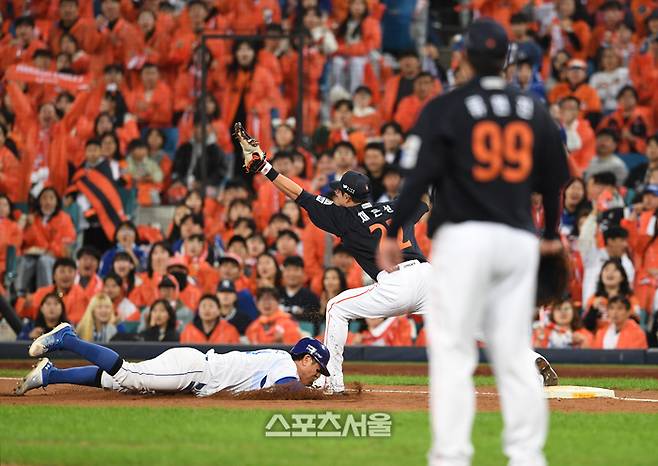 삼성 강민호(왼쪽)가 21일 대구 삼성라이온즈파크에서 열린 2025 KBO리그 한화와 플레이오프 3차전 3회말 무사 1루 류지혁의 우익수 뜬공에 1루에서 스타트를 했다가 귀루하지 못하고 아웃되고 있다. 대구 | 박진업 기자 upandup@sportsseoul.com