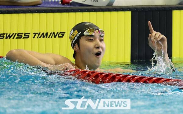 김우민(강원특별자치도청)이 18일 부산 동래구 부산사직종합운동장 실내수영장에서 열린 제106회 전국체육대회남자 경영 남자 일반부 자유형 1500ｍ 결승전을 마친 뒤 결과를 확인하며 기뻐하고 있다. /사진=뉴시스