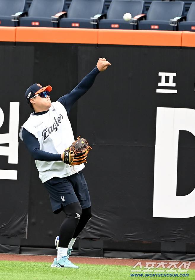 17일 대전한화생명볼파크에서 열린 삼성과 한화의 플레이오프 1차전. 한화 류현진이 캐치볼을 하고 있다. 대전=허상욱 기자wook@sportschosun.com/2025.10.17/