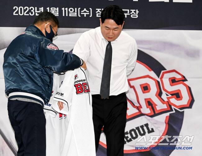 두산으로 돌아온 양의지의 입단식이 11일 잠실야구장에서 열렸다. 양의지가 전풍 사장에게 유니폼을 전달 받고 있다. 잠실=허상욱 기자wook@sportschosun.com/2023.01.11/