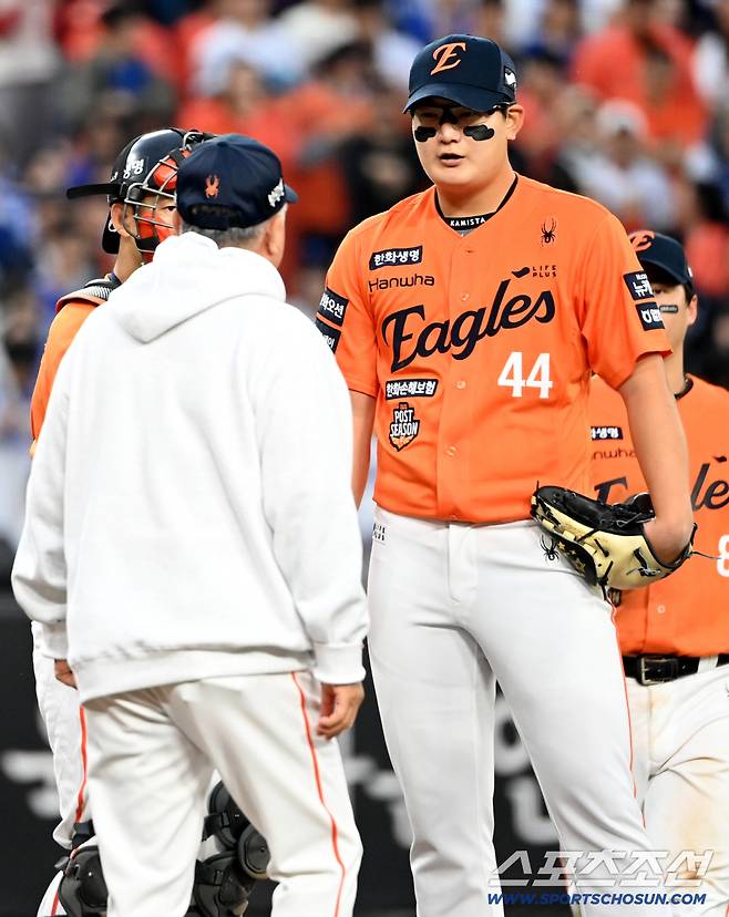 18일 대전한화생명볼파크에서 열린 삼성과 한화의 PO 1차전. 9회초 김경문 감독이 마운드에 올라 김서현을 격려하고 있다. 대전=허상욱 기자wook@sportschosun.com/2025.10.18/