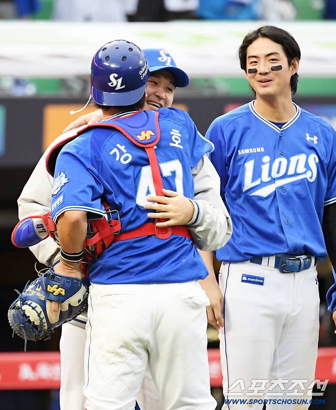 9일 인천SSG랜더스필드에서 열린 SSG와 삼성의 준PO 1차전. 승리한 삼성 최원태, 강민호가 기뻐하고 있다. 인천=박재만 기자 pjm@sportschosun.com/2025.10.09/