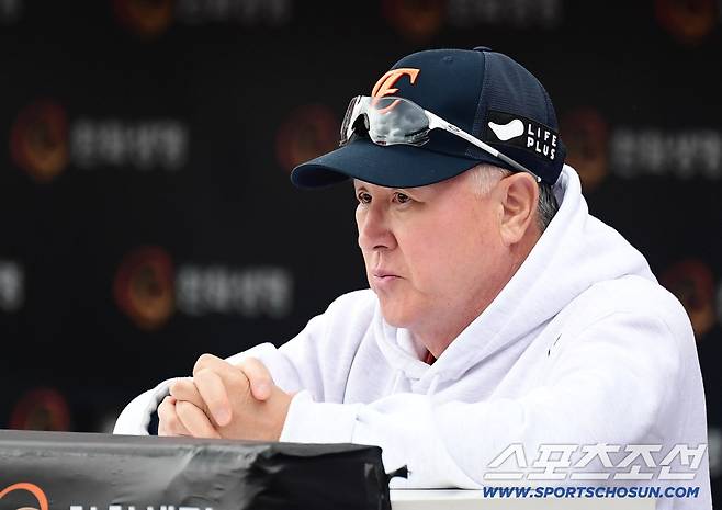 19일 대전 한화생명볼파크에서 열린 삼성과 한화의 PO 2차전. 그라운드 바라보는 김경문 감독. 대전=송정헌 기자songs@sportschosun.com/2025.10.19/