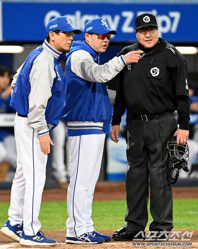 21일 대구 삼성라이온즈파크에서 열린 한화와 삼성의 플레이오프 3차전, 2회초 한화 하주석의 기습번트 안타때 삼성 박진만 감독이 나와 어필하고 있다. 대구=허상욱 기자wook@sportschosun.com/2025.10.21/