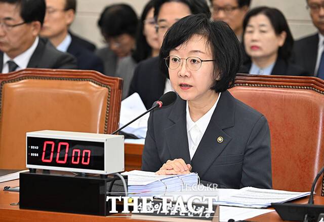 전진숙 더불어민주당 의원은 21일 오유경 식품의약품안전처장에게 "식약처로부터 계엄일 김건희씨가 간 성형외과가 1명에게 마약류를 투약했다고 보고받았다"며 "식약처는 김건희 씨에게 투여한 약이 무엇인지 공개해야한다"고 요구했다. 사진은 이날 오유경 식품의약품안전처장이 서울 여의도 국회에서 열린 보건복지위원회의 식품의약품안전처 등에 대한 국정감사에 참석해 질의에 답변 하는 모습. /국회=박헌우 기자