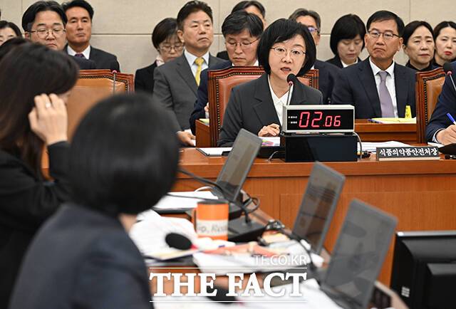 21일 식품의약품안전처(식약처) 국정감사에서 수입 농산물 잔류농약 관리가 미흡해 국민들의 식생활이 위협받는다는 지적이 나왔다. 국가필수의약품 부족 문제와 인공지능(AI)으로 만든 가짜 의료전문가 허위광고 문제도 제기됐다. 사진은 이날 오유경 식품의약품안전처장이 서울 여의도 국회에서 열린 보건복지위원회의 식품의약품안전처 등에 대한 국정감사에서 답변하는 모습. /국회=박헌우 기자