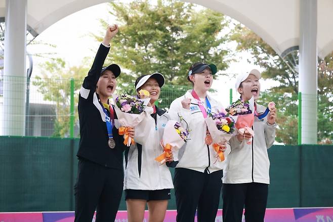 여자일반부 메달 수상자들. 왼쪽에서 두번째가 정상희. 사진/대한소프트테니스협회 제공