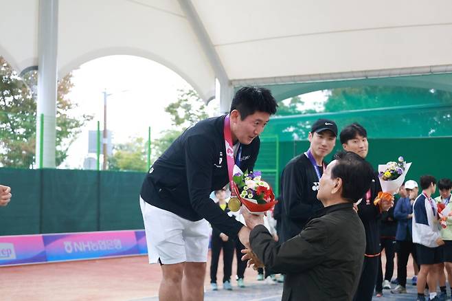남자일반부 금메달 수상자인 서권. 사진/대한소프트테니스협회 제공