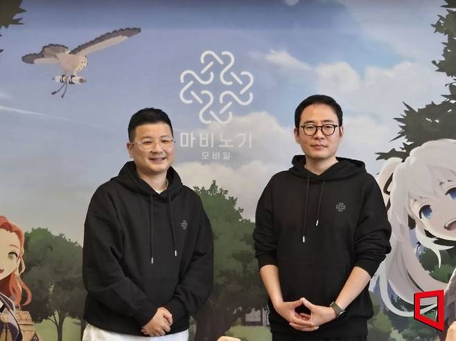 강민철 넥슨 사업실장(왼쪽)과 이진훈 데브캣 디렉터가 20일 서울 성수동 KT&G 상상 플래닛에서 열린 '마비노기 모바일' 공동인터뷰에서 기념촬영을 하고 있다. 노경조 기자