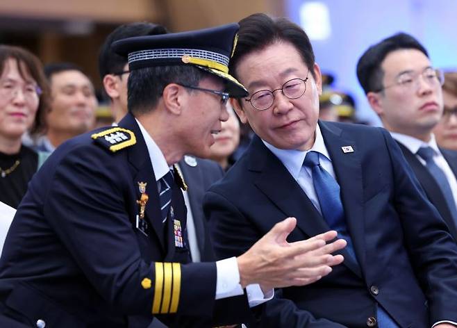 이재명 대통령이 21일 서울 서대문구 경찰청에서 열린 80주년 경찰의 날 기념식에서 유재성 경찰청장 직무대행과 대화하고 있다. 연합뉴스