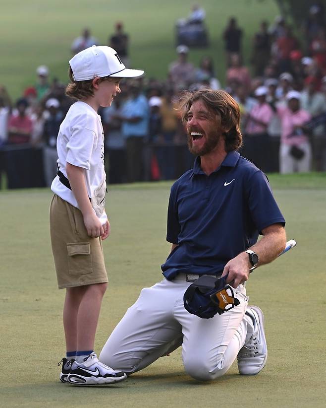 19일 DP월드투어 인도 챔피언십 우승 직후 18번홀 그린에서 웃고 있는 플리트우드 부자. /DP월드투어 인스타그램