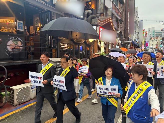 지난 10월 17일 경기 부천시 부천역에서 '막장 유튜버 근절 시민대책위원회'가 발대식을 가지고 가두캠페인을 벌였다. /이호준 기자