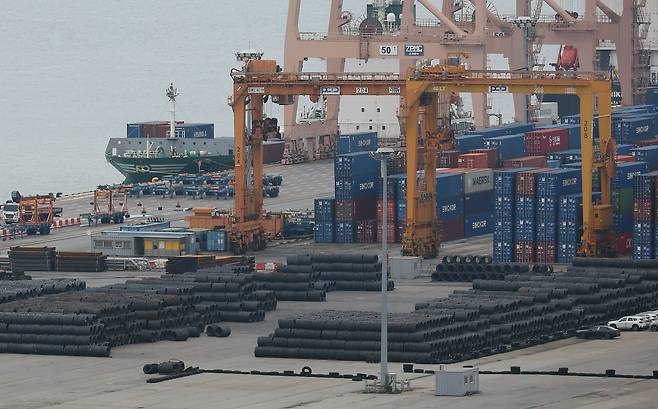 평택항에 철강 제품이 쌓여 있다./연합뉴스