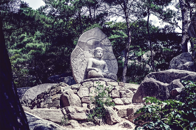 의젓하게 앉아 있는 삼릉골 석불좌상