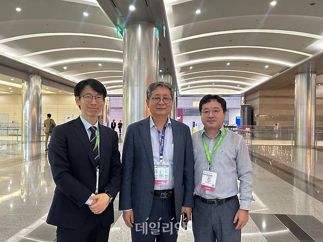 (왼쪽부터) 송영민 셀비온 이사, 김권 셀비온 대표, 이송진 전무가 16일 서울 코엑스에서 기념 사진을 촬영하고 있다. ⓒ데일리안 이소영 기자
