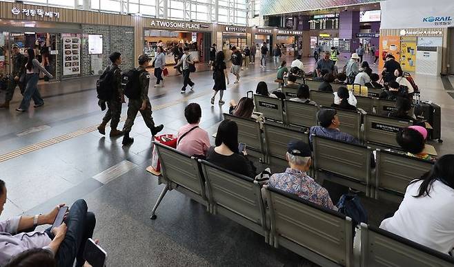 동대구역에서 열차를 기다리고 있는 모습.ⓒ뉴시스