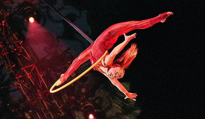 7년 만에 한국에 돌아온 ‘태양의 서커스, 쿠자’에서 아티스트가 공중 곡예인 ‘에어리얼 후프’를 선보이고 있다. 마스트인터내셔널 제공