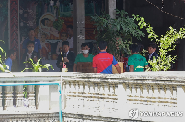 지난 20일(현지시간) 프놈펜 턱틀라사원 공공 화장시설에서 캄보디아 범죄조직에 납치돼 피살당한 한국인 대학생 박모 씨의 공동부검이 끝난 뒤 관계자들이 화장시설로 관을 옮기고 있다.  연합뉴스