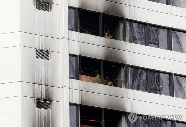 화재 진압하는 소방대원들. 연합뉴스