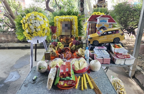 19일(현지시간) 캄보디아 수도 프놈펜 중심가에 있는 턱틀라 사원에서 중국인 사망자의 장례가 치러지고 있다. [프놈펜=연합뉴스]