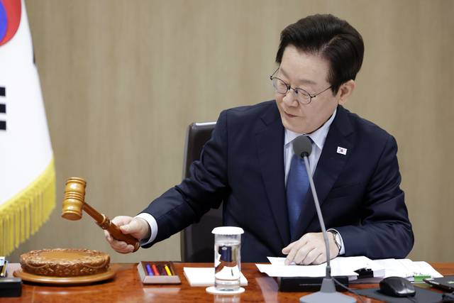 이재명 대통령이 21일 용산 대통령실에서 의사봉을 두드리며 국무회의 개회를 선언하고 있다. 연합뉴스