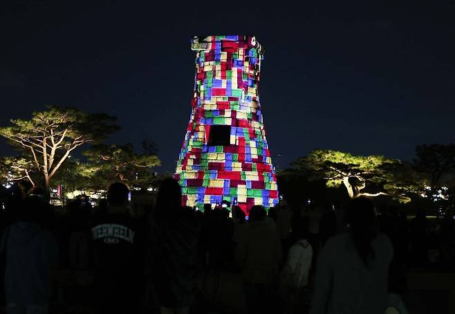 지난 20일 오후 경북 경주시 인왕동 첨성대에서 2025 아시아태평양경제협력체(APEC) 정상회의 개최를 기념하는 미디어아트가 진행되고 있다. /사진=연합뉴스