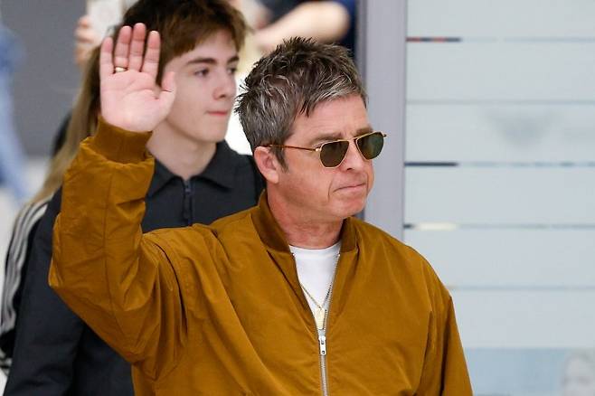 16년 만의 내한 공연을 앞둔 밴드 오아시스(Oasis)의 노엘 갤러거(Noel Gallagher)가 19일 오후 인천국제공항 2터미널을 통해 입국하며 팬들을 향해 인사하고 있다. 뉴스1