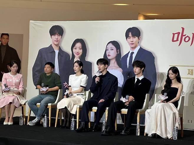 토크쇼를 진행 중인 김상훈 감독과 주연 배우들