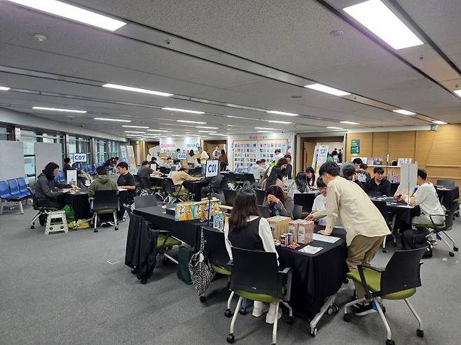 직접 개발한 보드게임으로 관람객들과 소통하는 기회를 가졌다