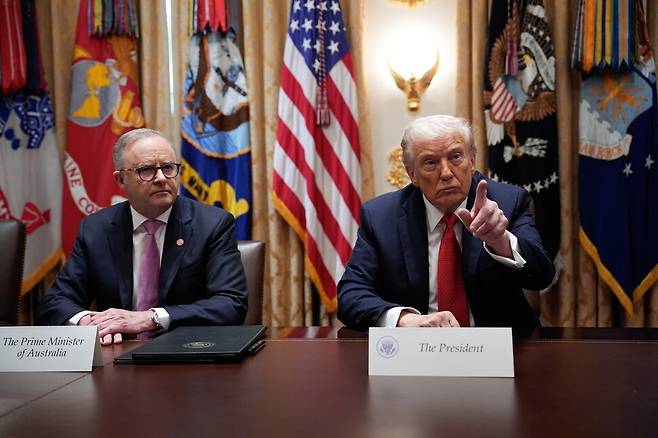 20일(현지시각) 미국 워싱턴 백악관 내 내각 회의실에서 회담 중인 도널드 트럼프 미국 대통령(오른쪽)과 앤서니 앨버니지 호주 총리(왼쪽). 워싱턴/EPA 연합뉴스