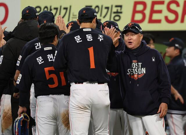 김경문 한화 이글스 감독이 21일 대구 삼성라이온즈파크에서 열린 2025 KBO리그 포스트시즌 플레이오프 3차전 삼성 라이온즈와 경기에서 승리한 뒤 문동주를 격려하고 있다. 연합뉴스