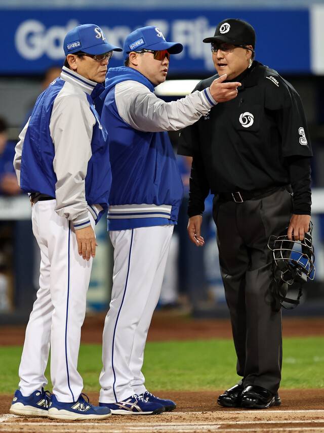 박진만 삼성 라이온즈 감독이 21일 대구에서 열린 2025 KBO리그 포스트시즌 플레이오프 3차전에서 판정에 항의하고 있다. 연합뉴스