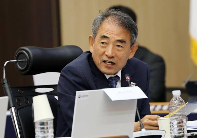 국회 농림축산식품해양수산위원회 소속 윤준병 더불어민주당 의원이 17일 전주 덕진구 농촌진흥청에서 열린 국정감사에서 질의하고 있다. 전주=연합뉴스