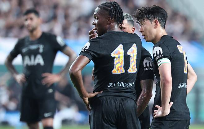 <yonhap photo-4093=""> 동료들과 프리킥 의견 나누는 손흥민 (서울=연합뉴스) 서대연 기자 = 3일 서울월드컵경기장에서 열린 2025 쿠팡플레이 시리즈 토트넘 홋스퍼와 뉴캐슬 유나이티드의 경기. 토트넘 손흥민이 마티스 텔 등과 함께 프리킥 관련 의견을 나누고 있다. 2025.8.3 dwise@yna.co.kr/2025-08-03 20:44:04/ <저작권자 ⓒ 1980-2025 ㈜연합뉴스. 무단 전재 재배포 금지, AI 학습 및 활용 금지></yonhap>