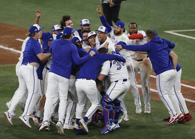 <yonhap photo-3459=""> Toronto Blue Jays players George Springer and Vladimir Guerrero Jr. celebrate with teammates after the Blue Jays beat the Seattle Mariners 4-3 to win the MLB American League Championship Series at Rogers Centre in Toronto, Canada, on Monday, October 20, 2025. The Blue Jays won the best-of-seven series 4-3 and advance to the World Series against the Los Angeles Dodgers. Photo by John Angelillo/UPI/2025-10-21 14:37:22/ <저작권자 ⓒ 1980-2025 ㈜연합뉴스. 무단 전재 재배포 금지, AI 학습 및 활용 금지></yonhap>