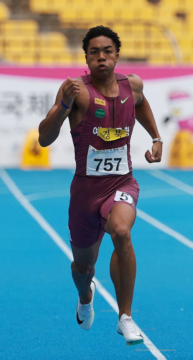 <yonhap photo-3768="">20일 부산 아시아드주경기장에서 열린 제106회 전국체육대회 육상 남자 200m 결승에서 나마디 조엘진(예천군청)이 달리고 있다. 2025.10.20 [연합뉴스]</yonhap>