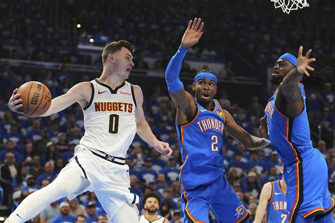 <yonhap photo-2725=""> Denver Nuggets guard Christian Braun (0) attempts to make a pass as Oklahoma City Thunder's Shai Gilgeous-Alexander (2) and Luguentz Dort, right, defend in the first half of Game 7 in the Western Conference semifinals of the NBA basketball playoffs, Sunday, May 18, 2025, in Oklahoma City. (AP Photo/Kyle Phillips)/2025-05-19 06:36:21/ <저작권자 ⓒ 1980-2025 ㈜연합뉴스. 무단 전재 재배포 금지, AI 학습 및 활용 금지></yonhap>
