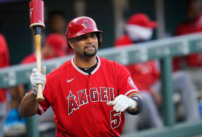 <yonhap photo-2812=""> FILE - Los Angeles Angels designated hitter Albert Pujols waves to players in the Colorado Rockies dugout in the second inning of a baseball game, Sept. 12, 2020, in Denver. (AP Photo/David Zalubowski, File) FILE PHOTO/2025-10-11 10:27:12/ <저작권자 ⓒ 1980-2025 ㈜연합뉴스. 무단 전재 재배포 금지, AI 학습 및 활용 금지></yonhap>