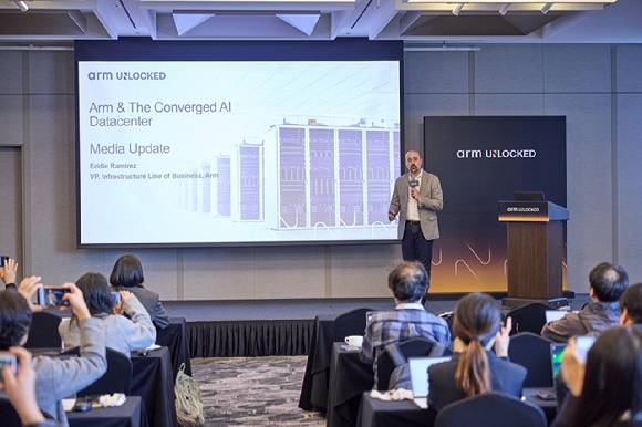에디 라미레즈 Arm 인프라 사업부 시장진입 전략 부사장이 21일 서울 강남구 인터컨티넨탈 파르나스 호텔에서 열린 'Arm 언락드 서울 2025' 미디어 브리핑에서 향후 AI 인프라 전략을 소개하고 있다. [사진=Arm]