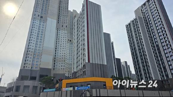 서울 지하철 8호선 연장 개통 호재와 함께 입주물량이 부족하다는 평가 속에 구리시 집값이 강세를 보이고 있다. 사진은 21일 경기 구리시 인창동 구리역 롯데캐슬 시그니처 공사 전경. [사진=이수현 기자]