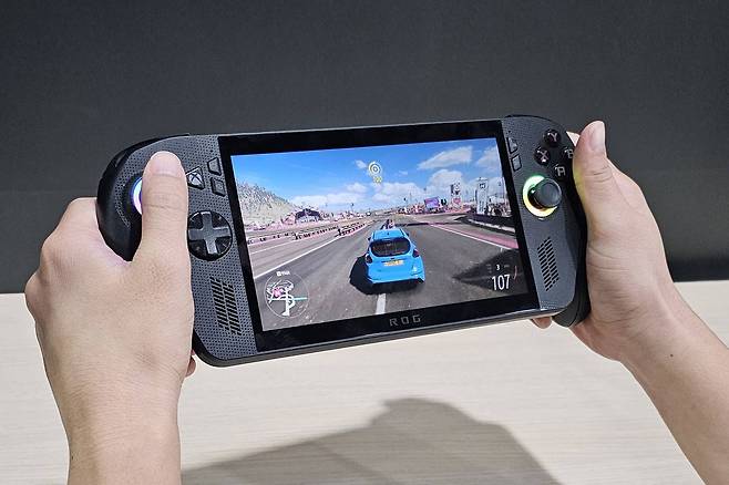 표면에 돌기 처리를 한 좌우 손잡이 덕분에 그립감이 좋다 / 출처=IT동아