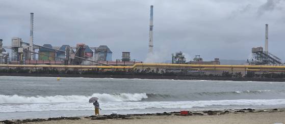 대한민국 제조업 중심인 경북 포항은 철강 산업에 몰아닥친 다중 복합 위기로 생사의 갈림길에 섰다. 영일만에 밀려드는 겹겹의 파도 너머로 포항국가산업단지에 입주한 포스코 포항제철소가 보인다. 장세정 기자