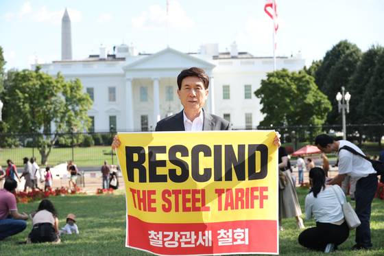이강덕 포항시장은 지난 9월 초 미국 워싱턴을 방문해 백악관과 의회 앞에서 철강 관세를 철폐하라며 1인 시위를 벌였다. [사진 포항시]