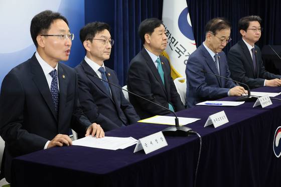 임광현 국세정창이 15일 서울 종로구 정부서울청사에서 주택시장 안정화 대책 관계부처 합동브리핑을 하고 있다.   왼쪽부터 임광현 국세정창, 윤창렬 국무조정실장, 구윤철 부총리 겸 기획재정부 장관, 김윤덕 국토교통부 장관, 이억원 금융위원장. 연합뉴스