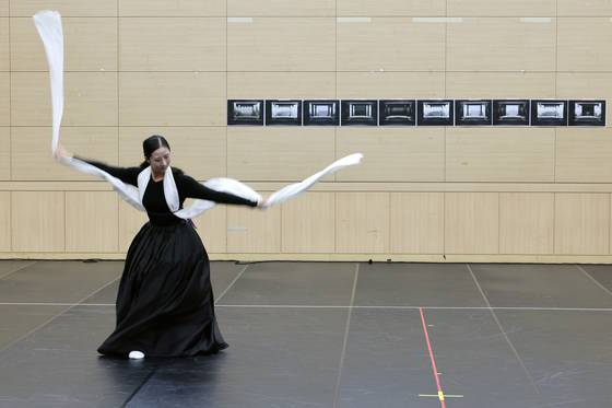서울시무용단 무용수가 전통춤에 내재한 본질을 추구한 작품 ‘미메시스’ 중 무당춤을 시연하고 있다. [뉴시스]