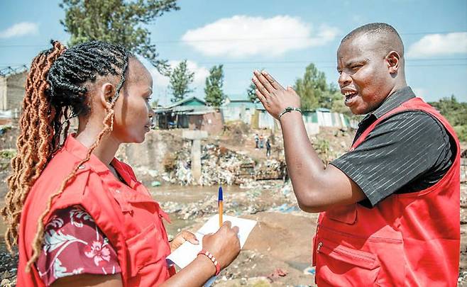 세이브더칠드런 직원이 세이브원 팔찌를 착용하고 긴급구호를 진행하고 있다. 세이브원 캠페인은 운영비를 제외한 후원금 전액을 인도적지원 기금으로 사용한다. [사진 세이브더칠드런]